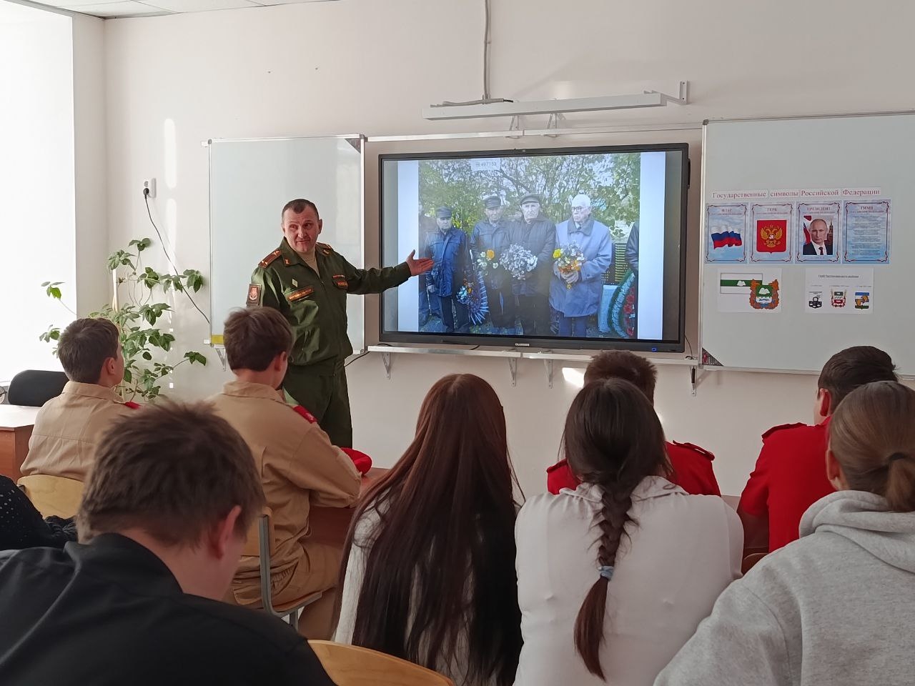 В Частоозерской школе прошла профориентационная встреча «Жить Родине служить»! .