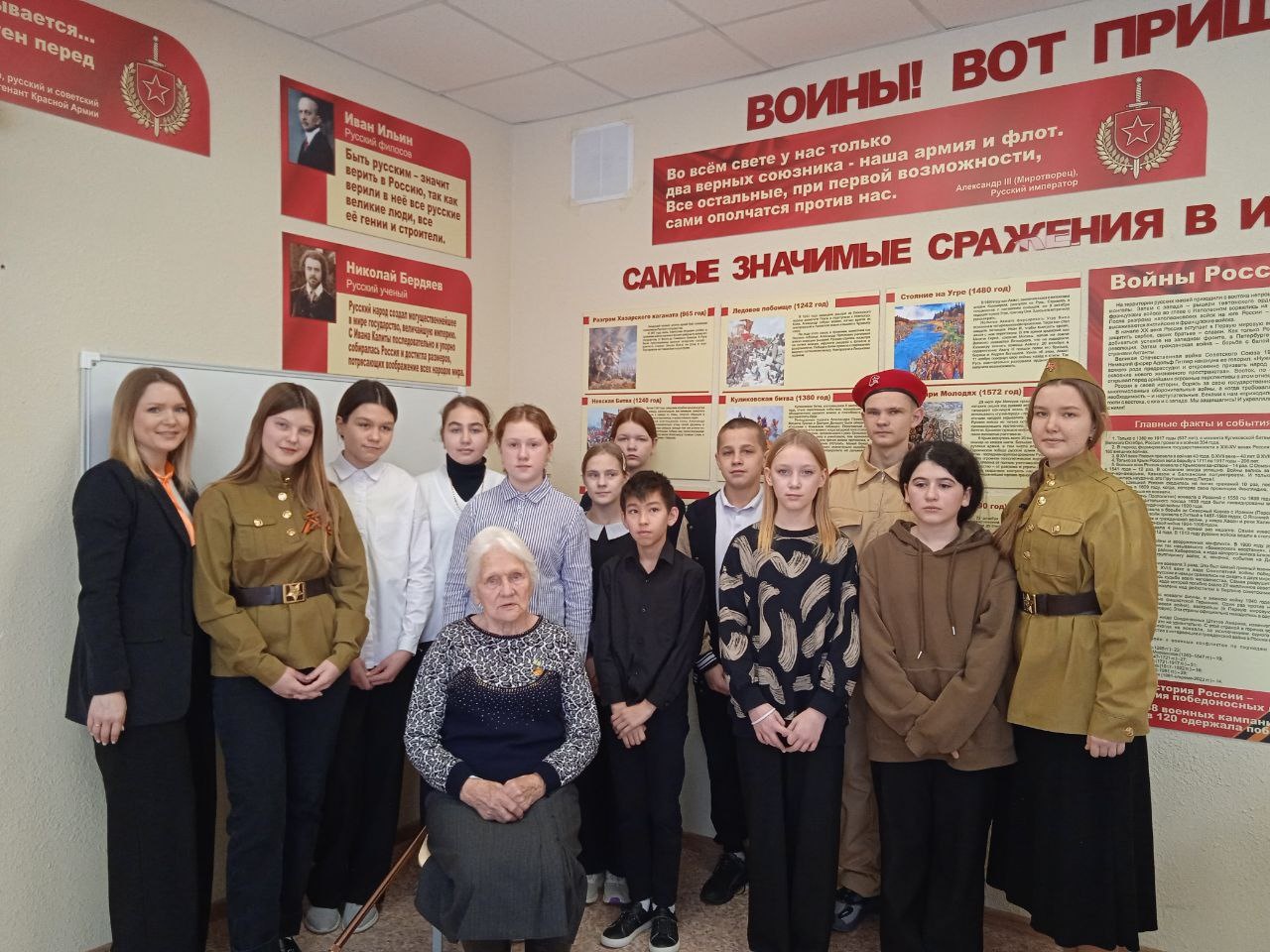 Жительница блокадного Ленинграда Вера Федоровна Тайшина рассказала школьникам о своем тяжелом детстве.