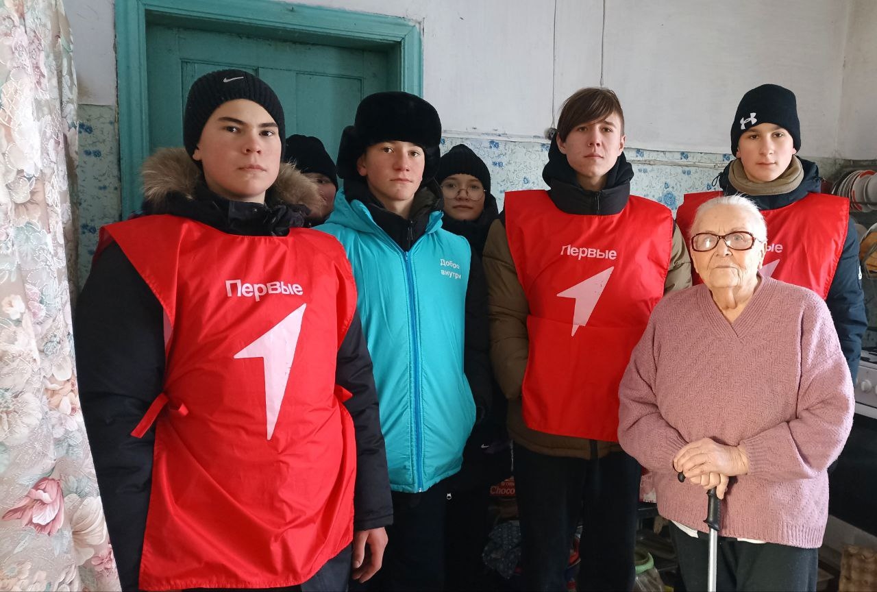 Молодежь помогает пожилым людям.