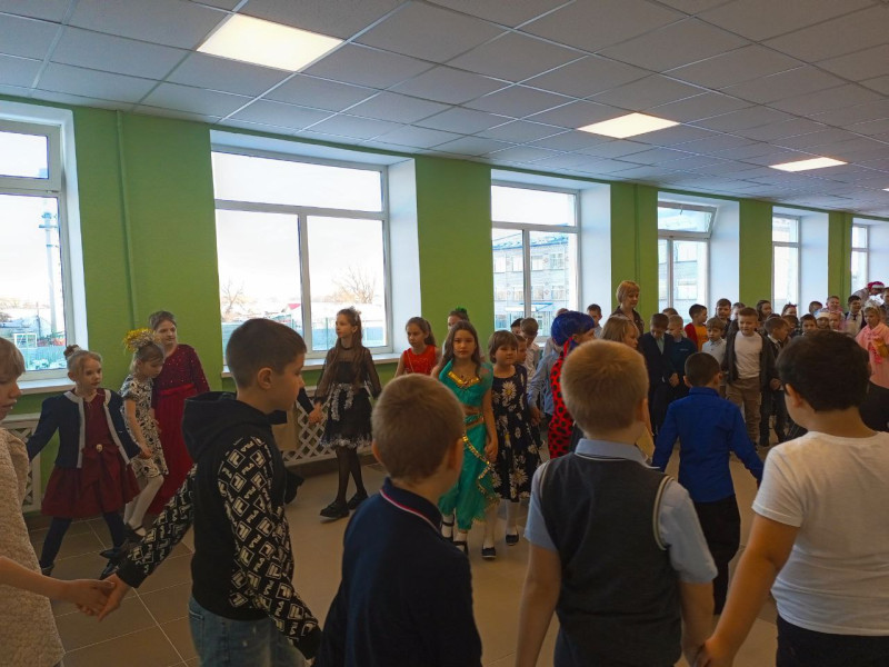 Новогодние хороводы и дискотеки прошли в нашей школе!.