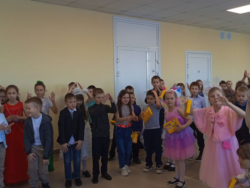 Новогодние хороводы и дискотеки прошли в нашей школе!.