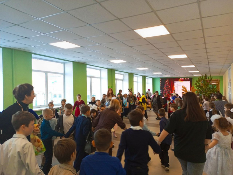 Новогодние хороводы и дискотеки прошли в нашей школе!.