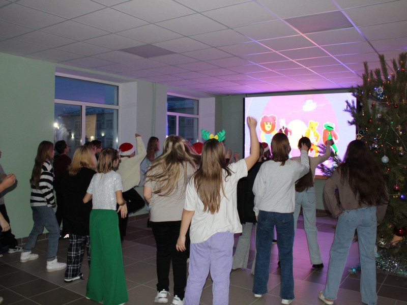 Новогодние хороводы и дискотеки прошли в нашей школе!.
