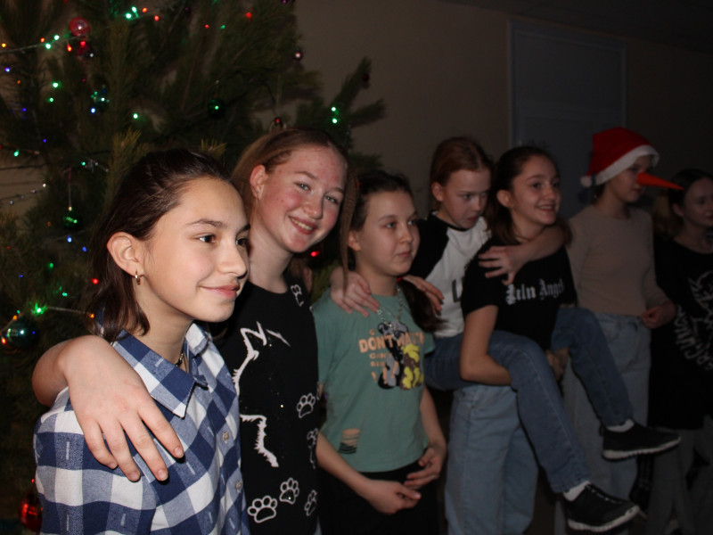 Новогодние хороводы и дискотеки прошли в нашей школе!.