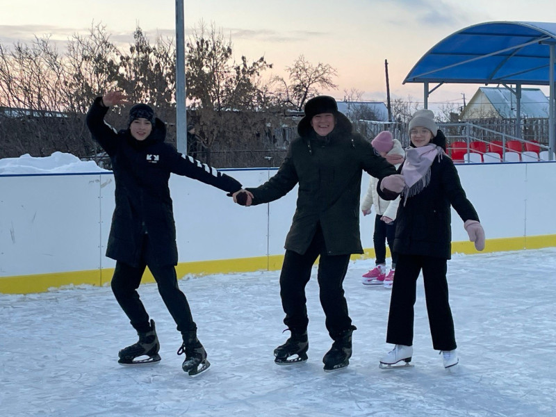 Ура! Ура! Ура! Мы открыли каток!!!!!!.