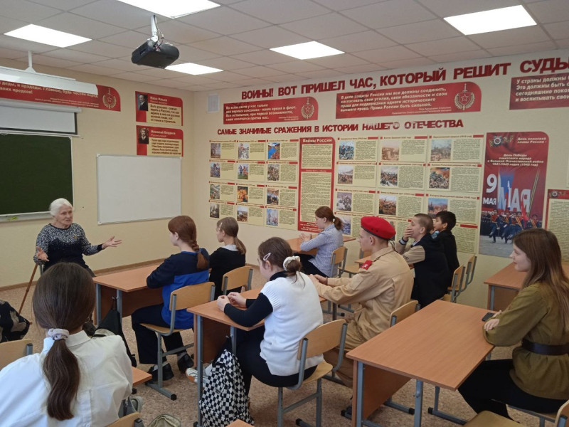 Жительница блокадного Ленинграда Вера Федоровна Тайшина рассказала школьникам о своем тяжелом детстве.