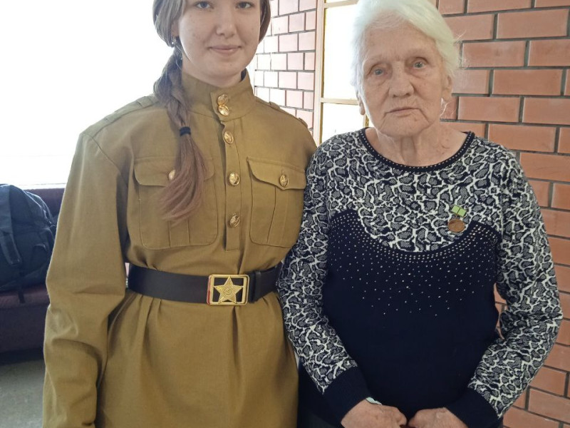 Жительница блокадного Ленинграда Вера Федоровна Тайшина рассказала школьникам о своем тяжелом детстве.