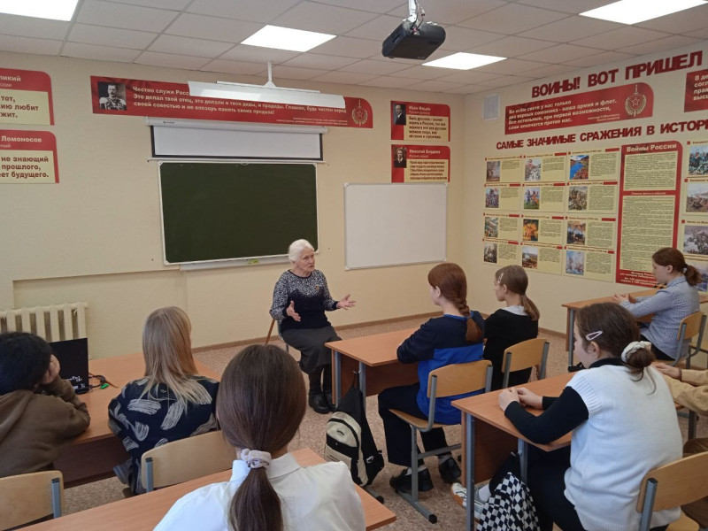 Жительница блокадного Ленинграда Вера Федоровна Тайшина рассказала школьникам о своем тяжелом детстве.