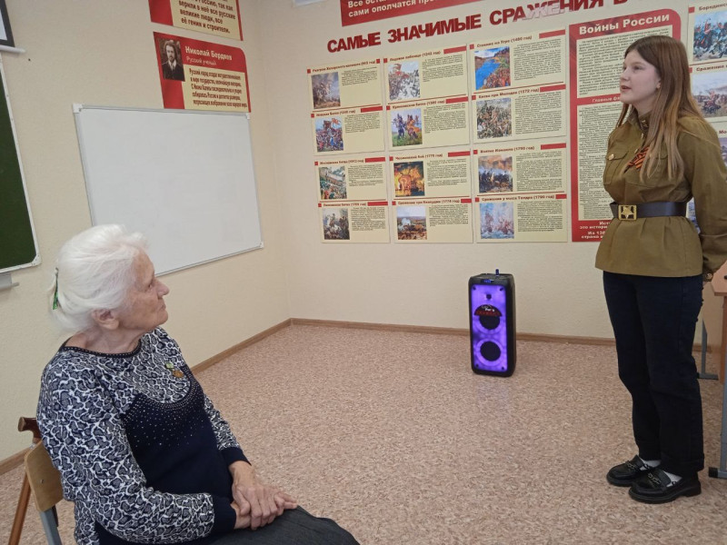 Жительница блокадного Ленинграда Вера Федоровна Тайшина рассказала школьникам о своем тяжелом детстве.