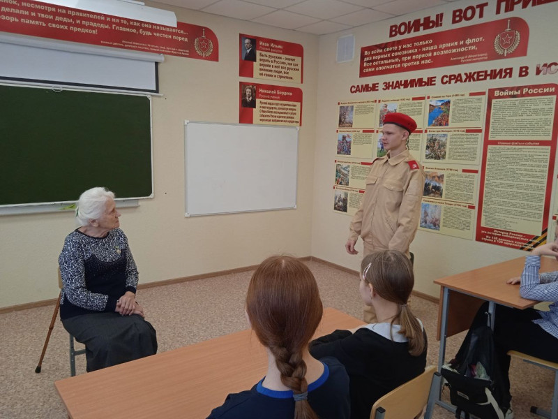 Жительница блокадного Ленинграда Вера Федоровна Тайшина рассказала школьникам о своем тяжелом детстве.