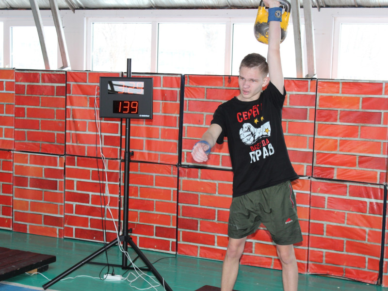 Армейский гиревой рывок.