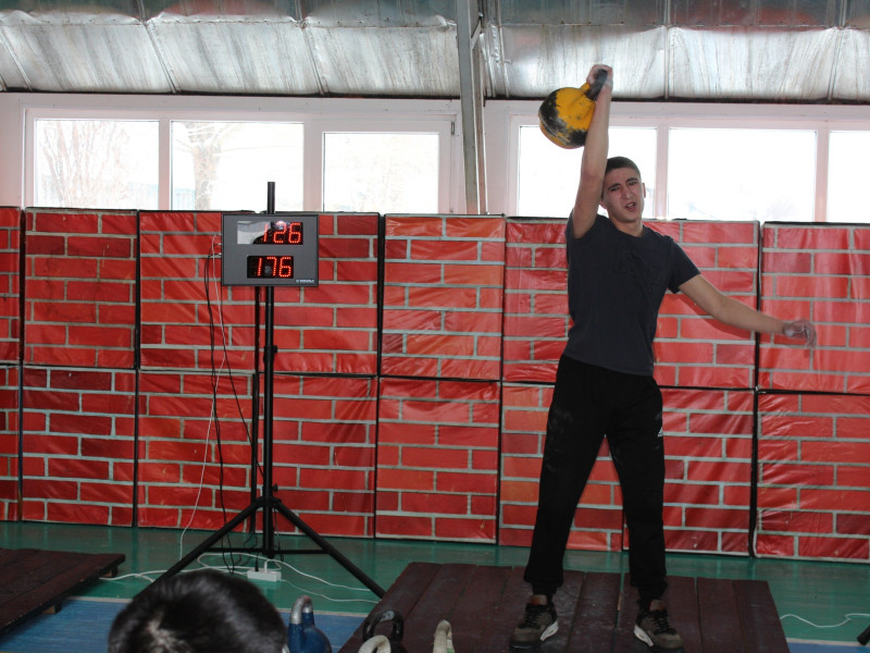 Армейский гиревой рывок.