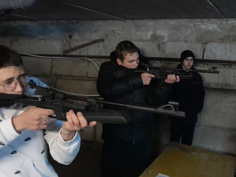 Стрельбы из пневматической винтовки.