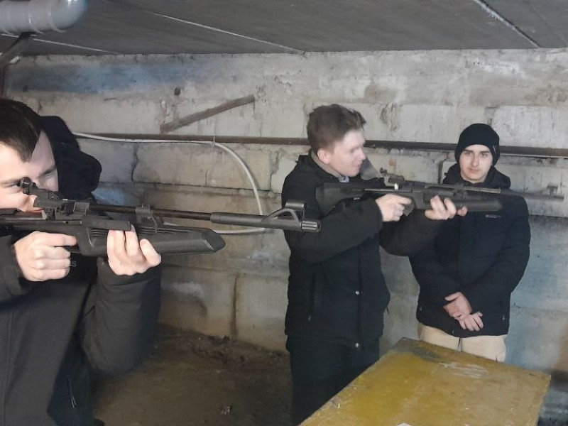 Стрельбы из пневматической винтовки.