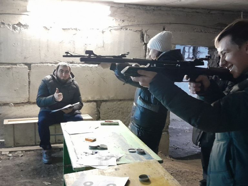 Стрельбы из пневматической винтовки.