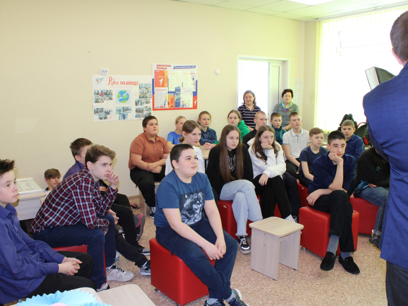 В Центре детских инициатив состоялась профориентационная встреча с сотрудником Многофункционального центра Меньщиковым Александром В..