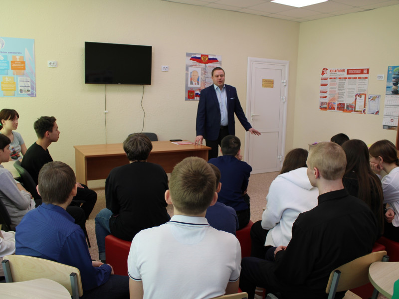В Центре детских инициатив состоялась профориентационная встреча с сотрудником Многофункционального центра Меньщиковым Александром В..